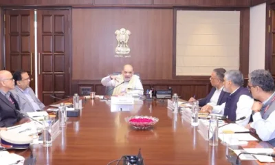 गुजरात की राजधानी गांधीनगर में टाइफाइड के मामलों में अचानक बढ़ोतरी देखने को मिली है। शहर के सेक्टर 24, 28 और आदिवाड़ा जैसे इलाकों में दूषित पानी के कारण अब तक लगभग 113 संदिग्ध टाइफाइड मामले सामने आए हैं। इस मामले को गंभीर मानते हुए केंद्रीय गृह मंत्री और लोकसभा सांसद अमित शाह ने राज्य प्रशासन को “युद्ध स्तरीय कार्रवाई” करने के निर्देश दिए हैं। AajTak +1 शाह ने अधिकारियों से कहा है कि पानी की पाइपलाइन में लीकेज की मरम्मत को तुरंत पूरा किया जाए ताकि बीमारी आगे फैलने से रोकी जा सके। उन्होंने स्वास्थ्य विभाग के अधिकारियों से भी बात कर निर्देश दिए कि टाइफाइड से प्रभावित सभी लोगों, खासकर बच्चों को तुरंत और सही इलाज मिले। ThePrint अब तक सामने आए 113 संदिग्ध मामलों में से 19 मरीजों को इलाज के बाद छुट्टी दे दी गई है, जबकि 94 मरीजों का उपचार गांधीनगर सिविल अस्पताल और स्वास्थ्य केंद्रों में चल रहा है और उनकी हालत स्थिर बताई जा रही है। प्रभावित क्षेत्रों में 24×7 आउटपेशेंट सेवाएँ (OPD) शुरू कर दी गई हैं। ThePrint शाह ने प्रशासन से कहा है कि बच्चों और अन्य नागरिकों को समय पर भोजन, उपचार और स्वास्थ्य सहायता उपलब्ध कराई जाए। इसके अलावा नगर निगम और स्वास्थ्य विभाग द्वारा प्रभावित क्षेत्रों में लोगों का प्रचार–प्रसार, सर्वे और जागरूकता कार्यक्रम भी तेज़ किए जा रहे हैं। Babushahi.com पानी की गुणवत्ता सुधारने के लिए क्लोरीन टैबलेट और ORS पैकेट्स भी वितरित किए जा रहे हैं। प्रशासन इस स्थिति को संभालने के लिए हर संभव प्रयास कर रहा है ताकि टाइफाइड का फैलाव कम किया जा सके और नागरिकों को इससे सुरक्षित रखा जाए।