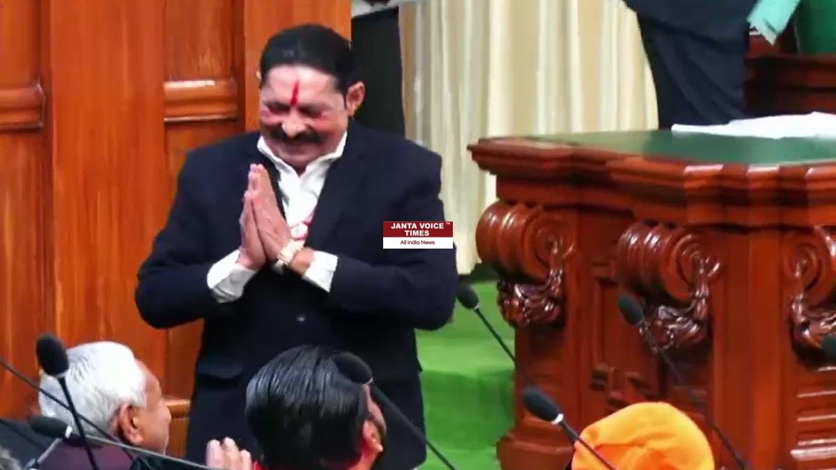 जेल से रिहा होकर विधानसभा पहुंचे बाहुबली अनंत सिंह, मुख्यमंत्री नीतीश कुमार के पैर छूकर लिया आशीर्वाद, सियासी हलकों में मचा हलचल
